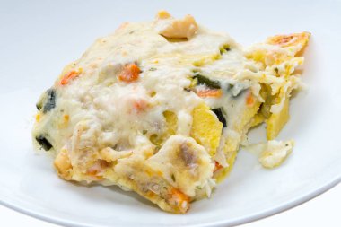 Balık beyaz arka planda bir pot ile İtalyan lazanya