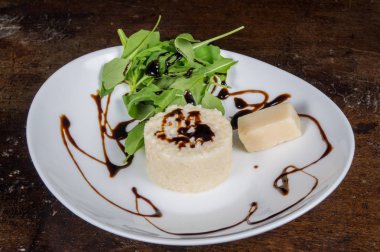 Dört peynir ve tabakta, İtalyan mutfağı balsamik sirke ile basmati pirinç