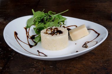 Dört peynir ve tabakta, İtalyan mutfağı balsamik sirke ile basmati pirinç