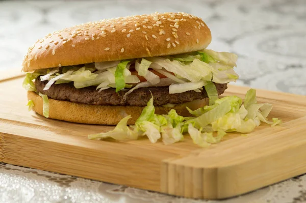 Sendvič Hamburger Rychlé Občerstvení Sendvič Omáčkami Rajčatový Salát — Stock fotografie