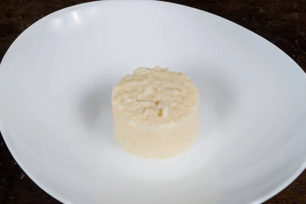 チーズとイタリア料理 プレート上のバルサミコ酢とバスマティ米 — ストック写真
