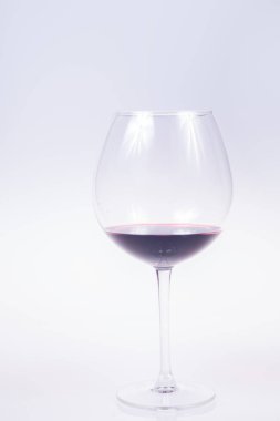 bardak kırmızı şarap gri arka plan