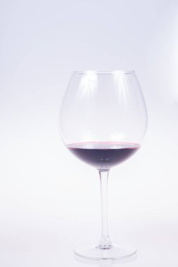 bardak kırmızı şarap gri arka plan