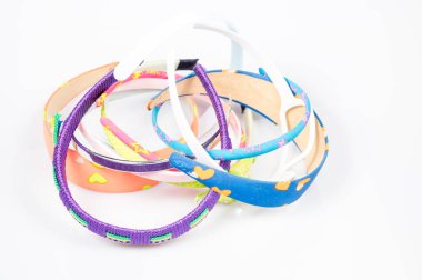 Beyaz arka plan üzerinde saç daireler