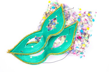 Beyaz arka planda karnaval maskesi