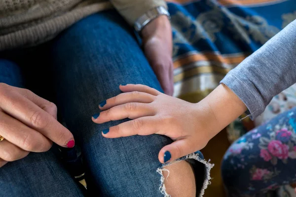 Mamá Pone Esmalte Las Uñas Sus Hijas —  Fotos de Stock