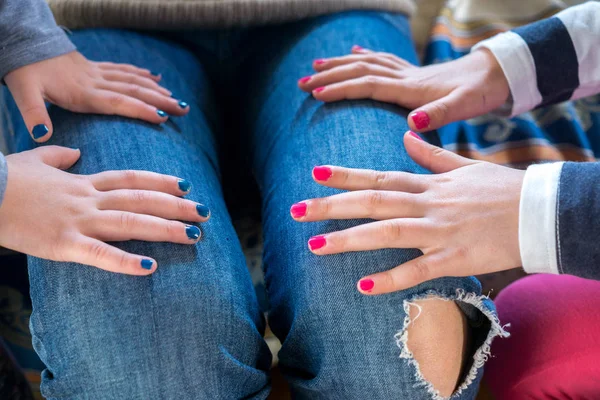 Manos Con Esmalte Uñas —  Fotos de Stock