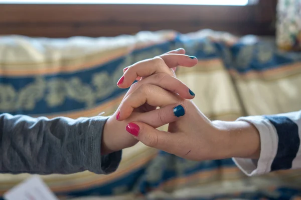 Manos Con Esmalte Uñas Tocan Como Signo Amor —  Fotos de Stock