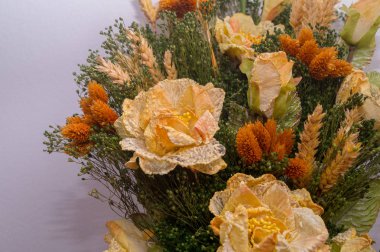 ön planda Kuru çiçekler bileşimi