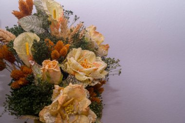 ön planda Kuru çiçekler bileşimi