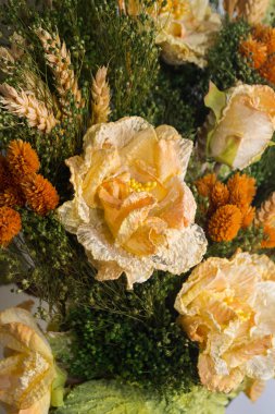 ön planda Kuru çiçekler bileşimi