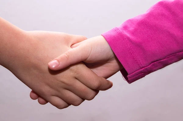 Ręce Które Dotykają Się Wzajemnie Jako Znak Przyjaźni — Zdjęcie stockowe