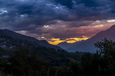Günbatımı İtalyan Alpler Dağı'nda. Derma gökyüzü