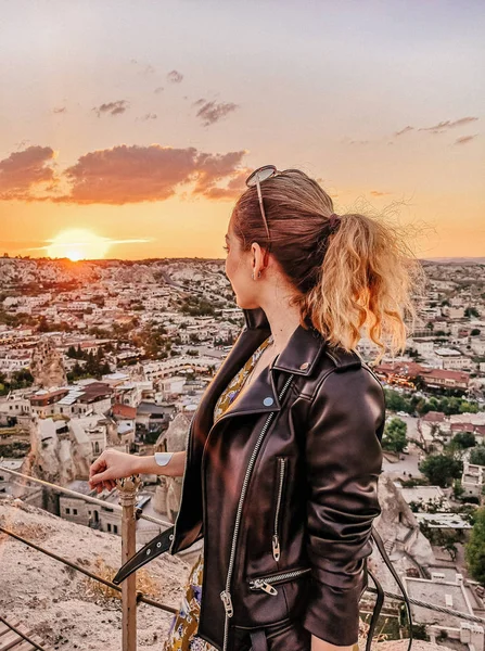 Genç kadın batımını. Cappadocia. Göreme.