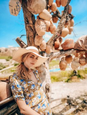 Genç güzel bir kadınla Kapadokya'da seramik testiler portresi. Göreme.