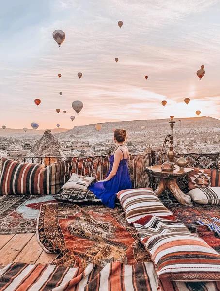 Beautiful Woman Sitting Terrace Cappadocia Watching Sunrise Air Balloons — Stock Photo, Image