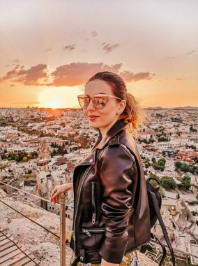 Gün batımını izlemek shades giyen genç kadın. Cappadocia. Göreme.