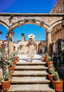 Genç bir turist bir kemer Kapadokya'da size yürür. Göreme.