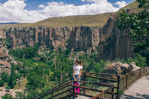 Hiking, Ihlara Vadisi Türkiye'de genç kadın. Cappadocia. Ihlara Vadisi/vadisi