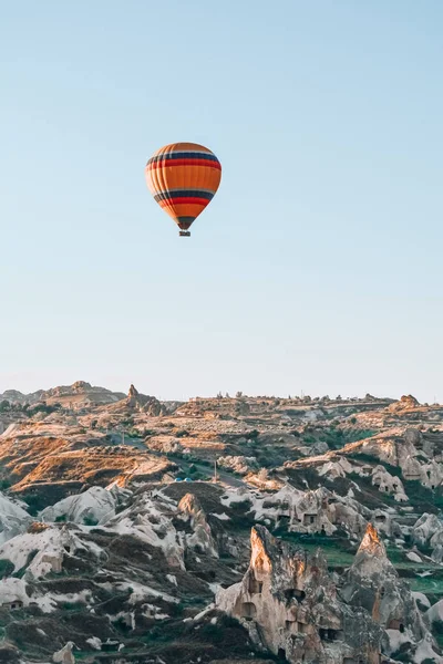 Kapadokya'nın havada uçan yalnız hava balonu. Göreme.
