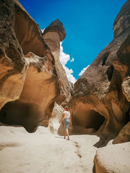 Jonge Vrouw Lopen Onder Pasabag Vallei Cappadocië Mode Woestijn — Stockfoto