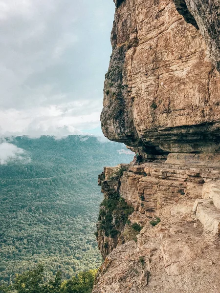 Mezmay güzel panoramik görünümünde. Kafkas Dağları.
