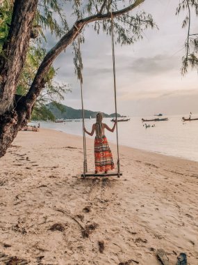Sunset Beach Tayland, Koh Tao izlerken bir salıncak üzerinde duran kadın