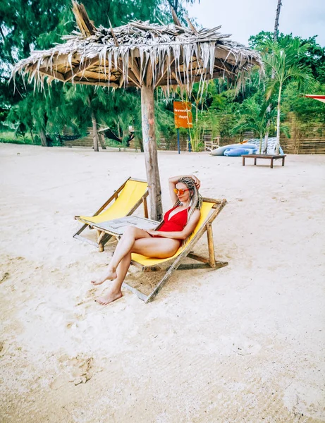 Mulher Bonita Relaxante Uma Cadeira Praia Koh Phangan Tailândia — Fotografia de Stock