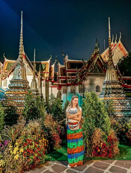 Wat Pho Tayland, Bangkok Malaya peştemâli ayakta kadında Avrupa Turizm.