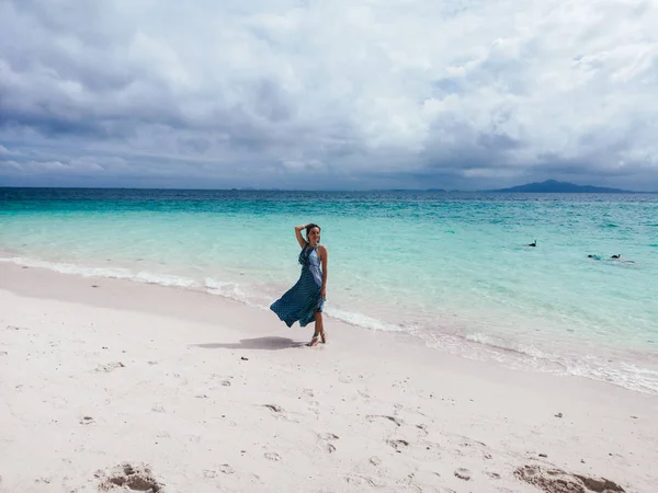 Tayland, Phi Phi Islands beyaz kum plaj tarafından yürüyen güzel kadın 