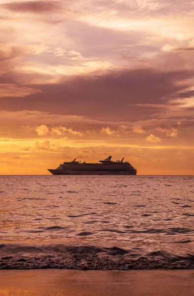 Büyük yolcu gemisi günbatımı gökyüzü ve bulutlar Phuket ile ufukta