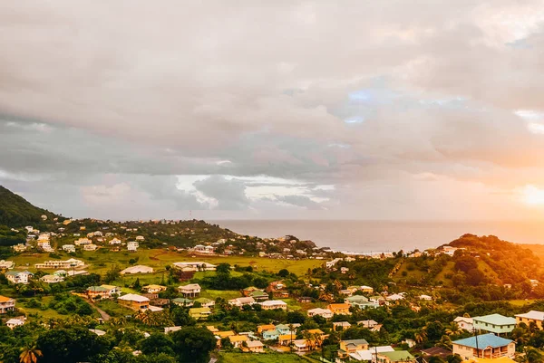 Brighton Köyü günbatımı manzara içinde Kingstown, Saint Vincent ve Grenadinler tepenin üst