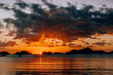 Filipinler sahilde güzel günbatımı gökyüzü. El nido. Palawan.
