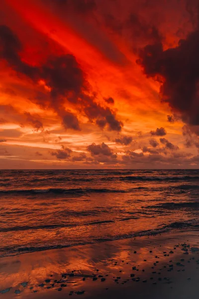 Bali harika kırmızı günbatımı gökyüzü. Hint Okyanusu görünümü.