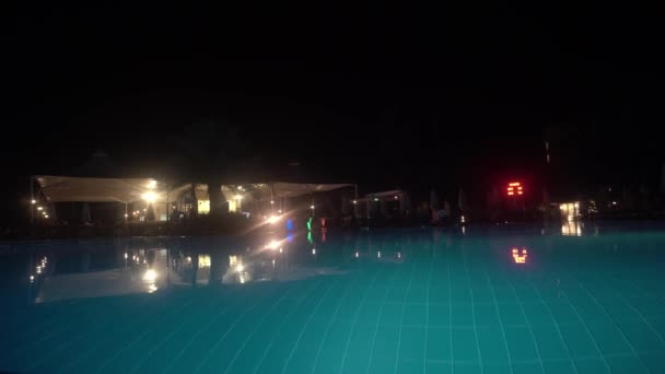 人々 なしで夜のプール. — ストック動画
