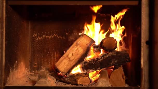 Fuego Arde Una Chimenea Lento — Vídeos de Stock