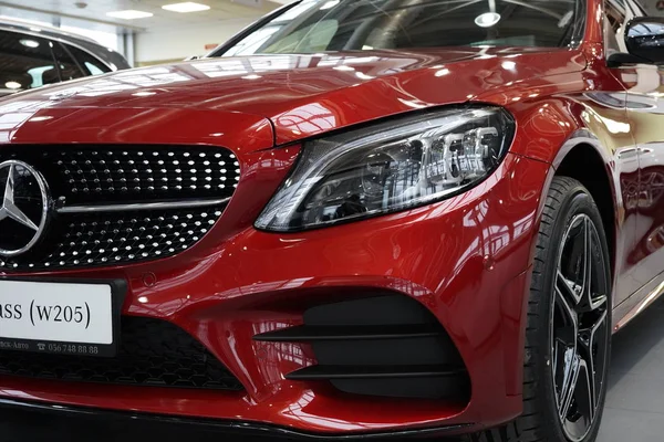 Mercedes C-lass W205 de couleur rouge 2019 — Photo