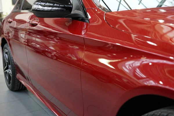 Mercedes C-lass W205 de couleur rouge 2019 — Photo