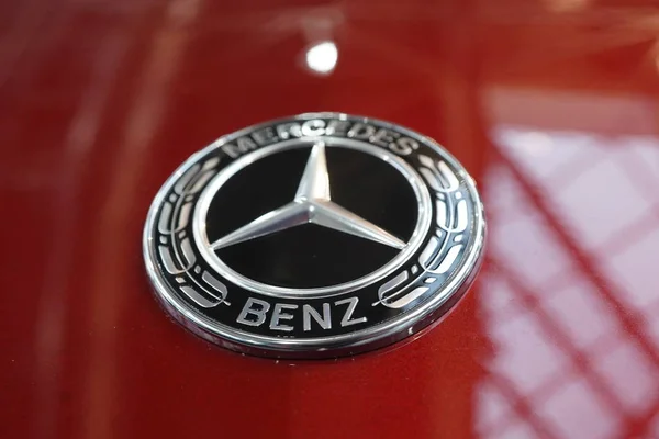 Mercedes C-lass W205 de couleur rouge 2019 — Photo
