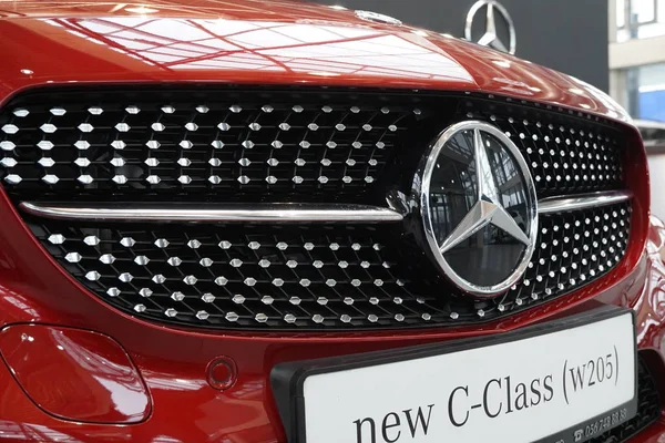 Mercedes C-lass W205 de couleur rouge 2019 — Photo