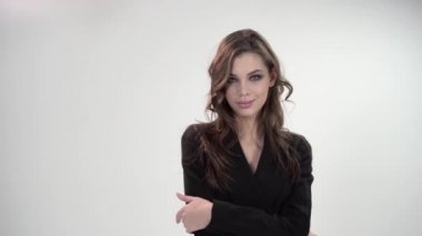 Genç iş kadını saç uçan ile beyaz arka plan üzerinde