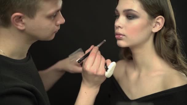 O maquiador. maquiagem profissional — Vídeo de Stock