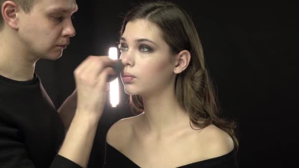 Die Maskenbildnerin. Professionelles Make-up — Stockvideo