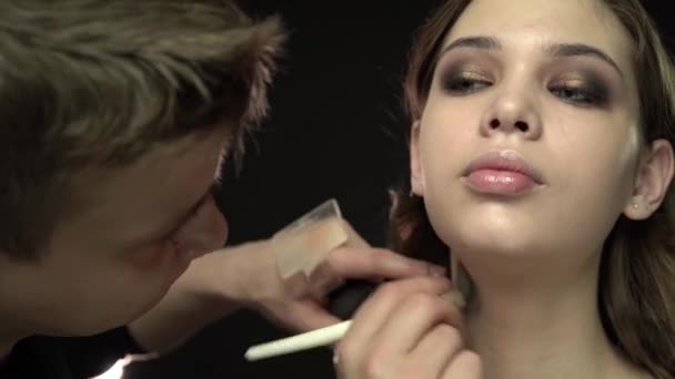 El maquillador. maquillaje profesional — Vídeo de stock