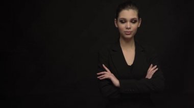 Siyah arka plan üzerine genç iş kadını