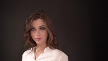 Yeşil gözlü genç sevimli kız