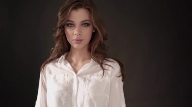 Yeşil gözlü genç sevimli kız