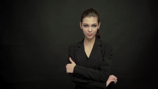 Молодая деловая женщина на черном фоне — стоковое видео