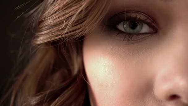Молодая очаровательная девушка с зелеными глазами — стоковое видео