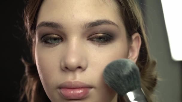 Makeup-artist. Professionell makeup, Slowmotion — Stockvideo